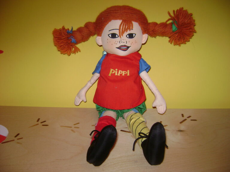 Billede af en dukke der ligner Pippi Langstrømpe fra børnesangen Pippi Godnatsang